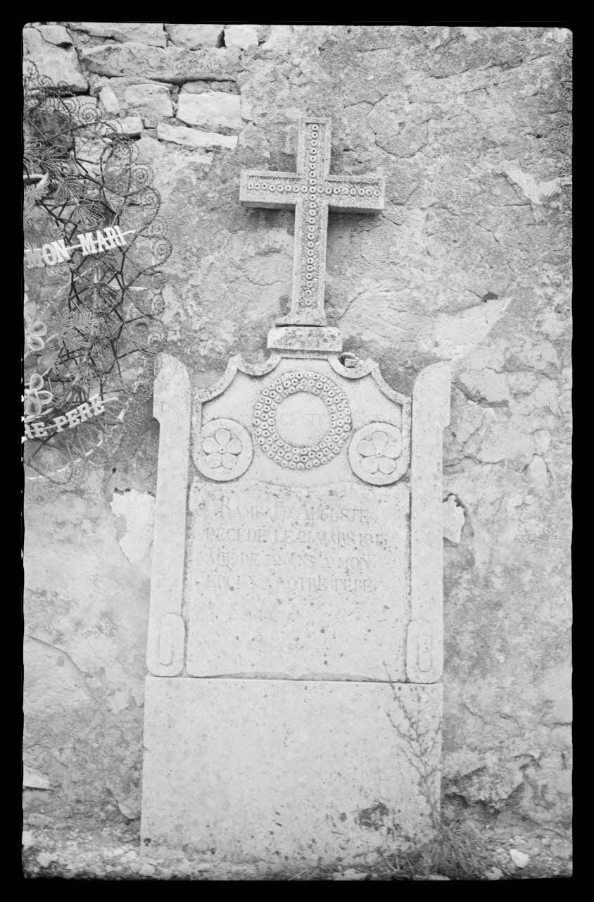 Mireille Place photographie Type de tombe Provence-Alpes-Côte d'Azur, France 1938/9/22 Ph.1938.11.119 Photo