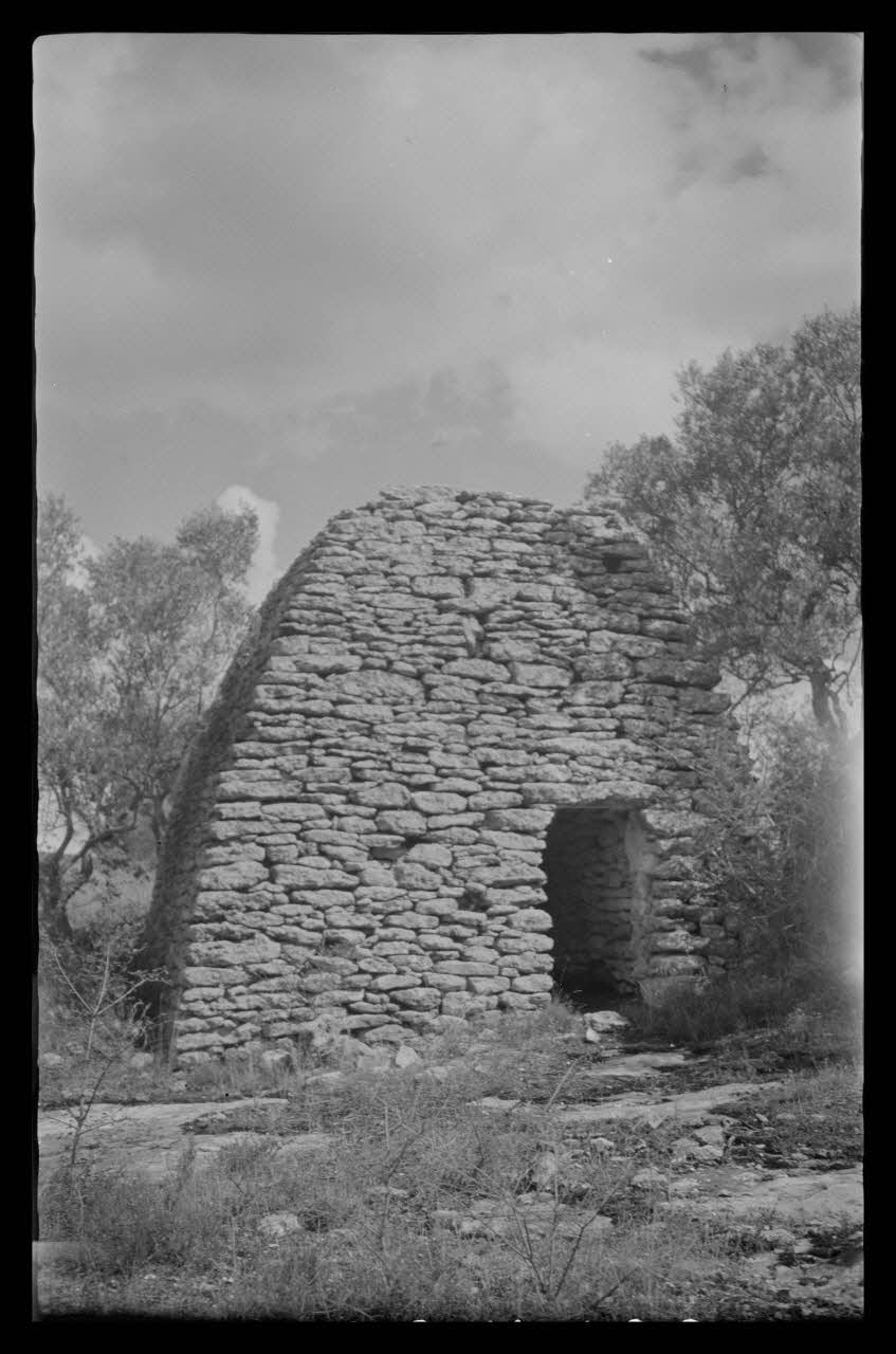 Mireille Place photographie Cabane de berger en pierres sèches Provence-Alpes-Côte d'Azur, France 1938/9/22 Ph.1938.11.122 Photo