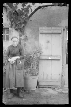 Marc Leproux photographie Marchande ayant vendu des poteries "La Brigitte". Madame Félix Delage, 84 ans, née Brigitte Périn Poitou-Charentes, France 1938/8/1 Ph.1938.14.152 Photo