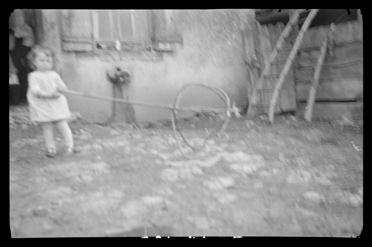 Marc Leproux photographie Enfant jouant avec une charrette faite de branches d'arbres Poitou-Charentes, France 1938/8/1 Ph.1938.14.195  Photo