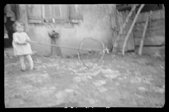 Marc Leproux photographie Enfant jouant avec une charrette faite de branches d'arbres Poitou-Charentes, France 1938/8/1 Ph.1938.14.195 Photo