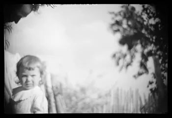 Marc Leproux photographie Enfant jouant avec une charrette faite de branches d'arbres Poitou-Charentes, France 1938/8/1 Ph.1938.14.197 Photo