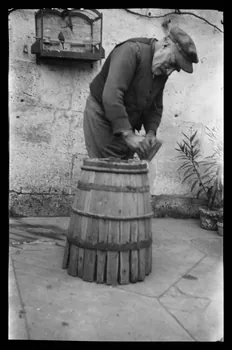 Marc Leproux photographie Tonnelier en train de monter une barrique Poitou-Charentes, France 1938/8/1 Ph.1938.14.229 Photo