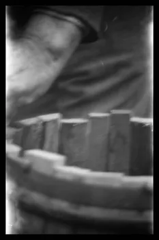 Marc Leproux photographie Vue de l'ouverture de la barrique au moment du montage Poitou-Charentes, France 1938/8/1 Ph.1938.14.231 Photo