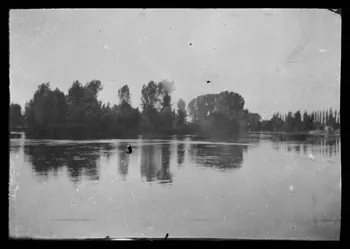 Marc Leproux photographie Vue sur la Charente du haut des remparts Poitou-Charentes, France 1938/9/1 Ph.1938.14.237 Photo