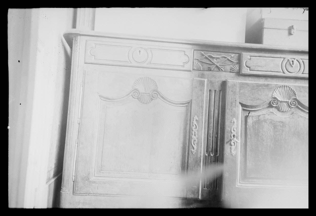 Roger Lecotté ; André Golven photographie Chez Monsieur Guyot. Buffet bas en chêne avec des arcs et des flèches Ile-de-France, France 1941/6/19 Ph.1941.107.164 Photo