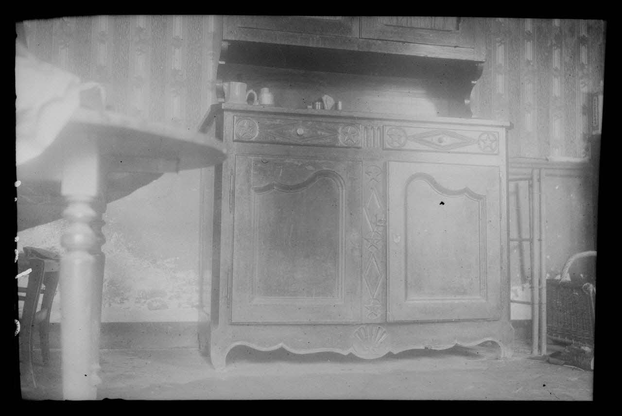 Roger Lecotté ; André Golven photographie Chez Monsieur Tillochet. Buffet bas Ile-de-France, France 1941/5/29 Ph.1941.107.6 Photo