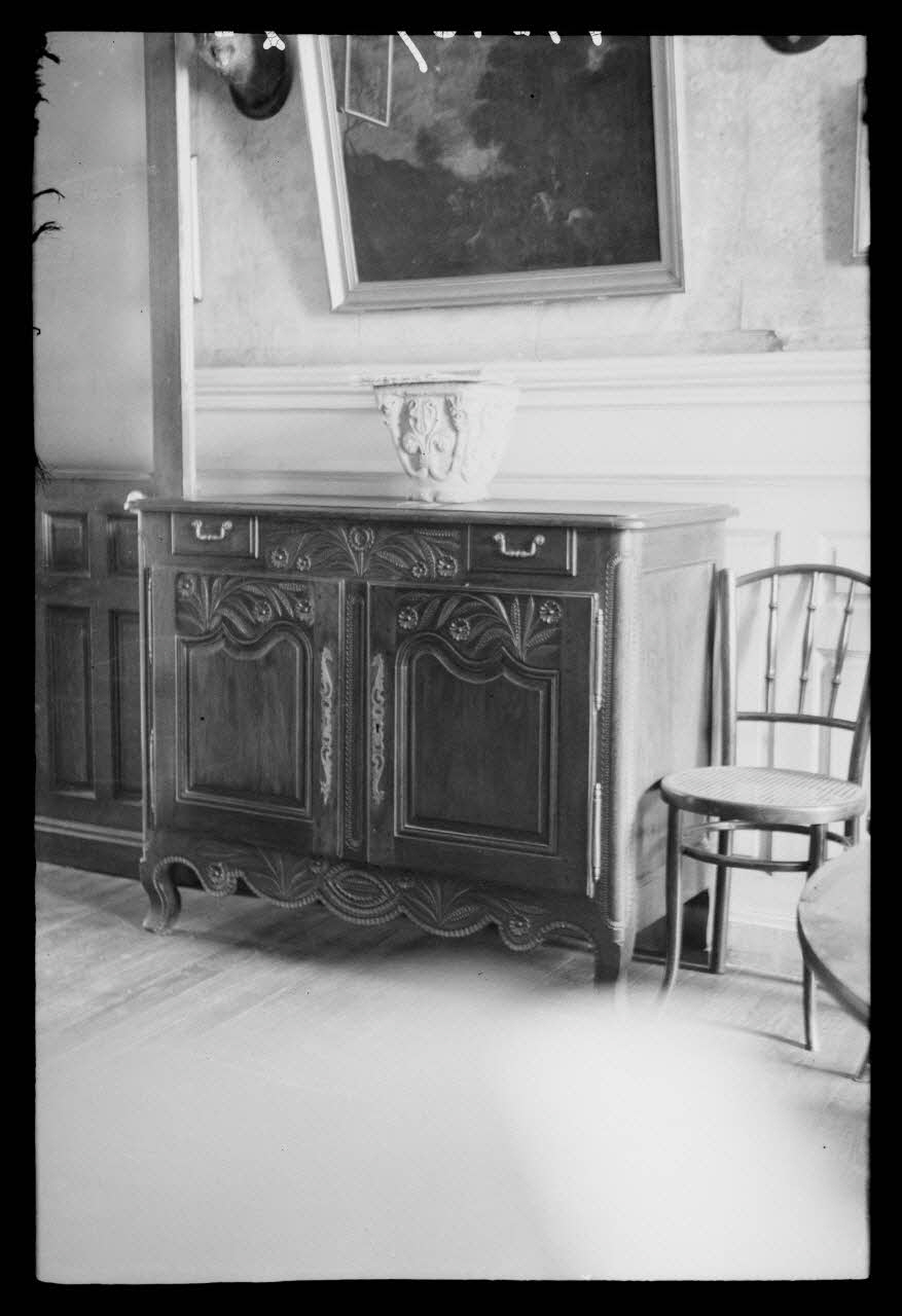 Roger Lecotté ; André Golven photographie Chez Monsieur Camus. Buffet bas en noyer et chêne Ile-de-France, France 1941/6/7 Ph.1941.107.71 Photo