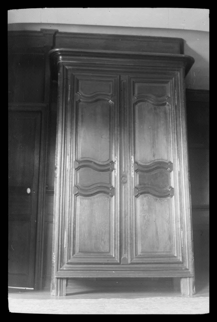 Bouffard photographie Armoire de Soissons en chêne. Porte à petits bois Picardie, France 1941/6/27 Ph.1941.52.42 Photo