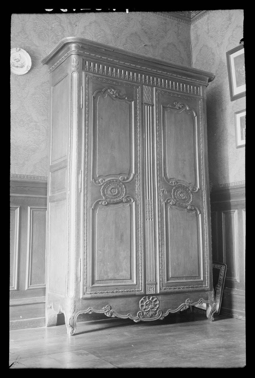 Bouffard photographie Armoire en chêne avec décors sculptés Picardie, France 1941/9/18 Ph.1941.52.56 Photo