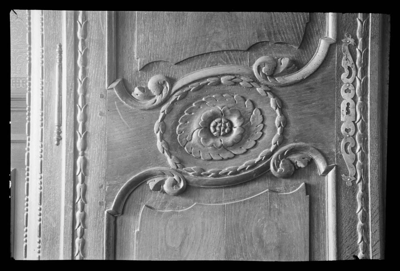 Bouffard photographie Détail d'une armoire en chêne avec décors sculptés Picardie, France 1941/9/18 Ph.1941.52.57 Photo