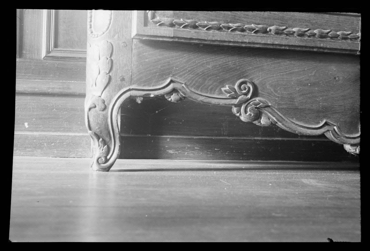 Bouffard photographie Détail d'une armoire en chêne avec décors sculptés Picardie, France 1941/9/18 Ph.1941.52.58 Photo