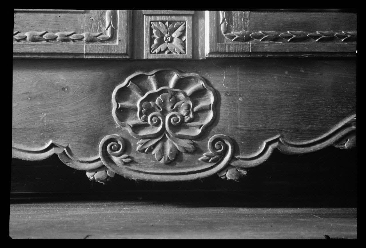 Bouffard photographie Détail d'une armoire en chêne avec décors sculptés Picardie, France 1941/9/18 Ph.1941.52.59 Photo