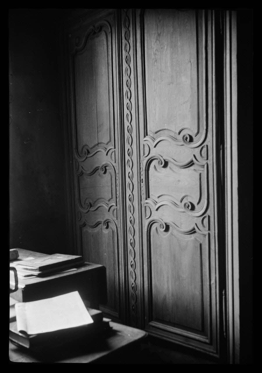 Robert Le Meunier photographie Armoire en chêne potassé. Panneaux moulurés. Faux battants décorés Haute-Normandie, France 1941/8/19 Ph.1941.54.16 Photo