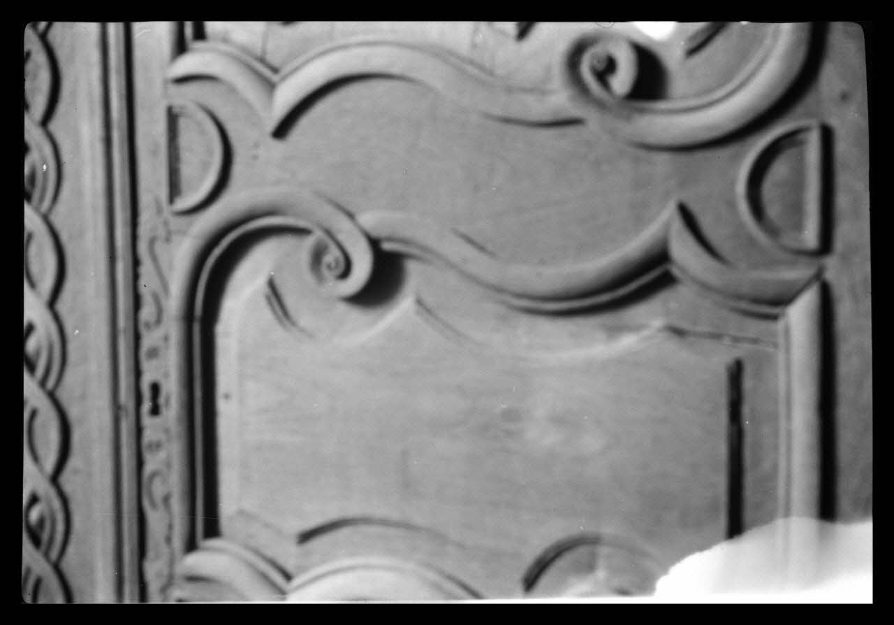 Robert Le Meunier photographie Détail de la traverse centrale de porte d'une armoire en chêne potassé Haute-Normandie, France 1941/8/19 Ph.1941.54.17 Photo