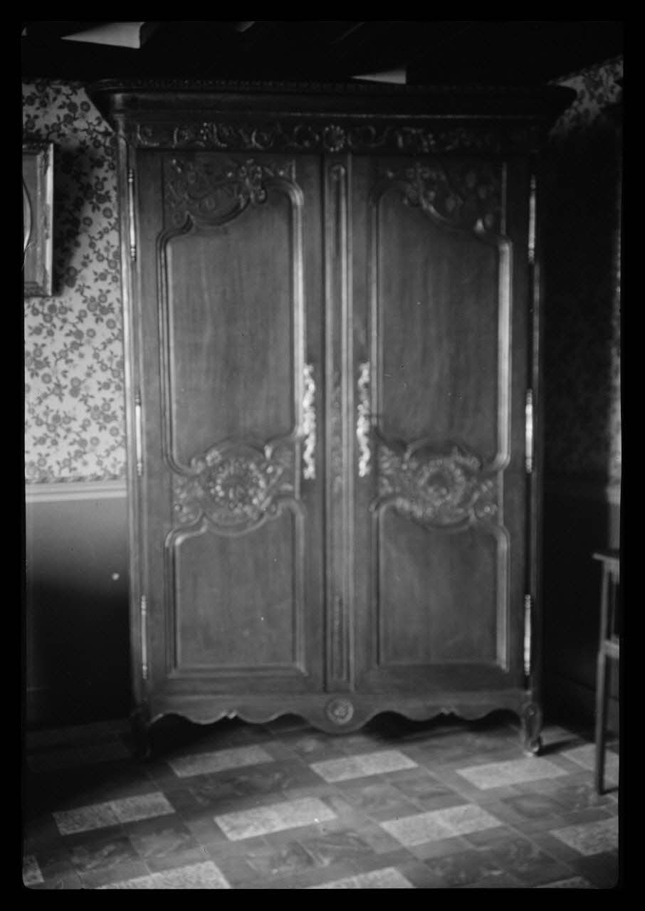 photographie Chez Monsieur Baudry, ferme du château. Armoire en chêne Ph.1941.54.56 Photo
