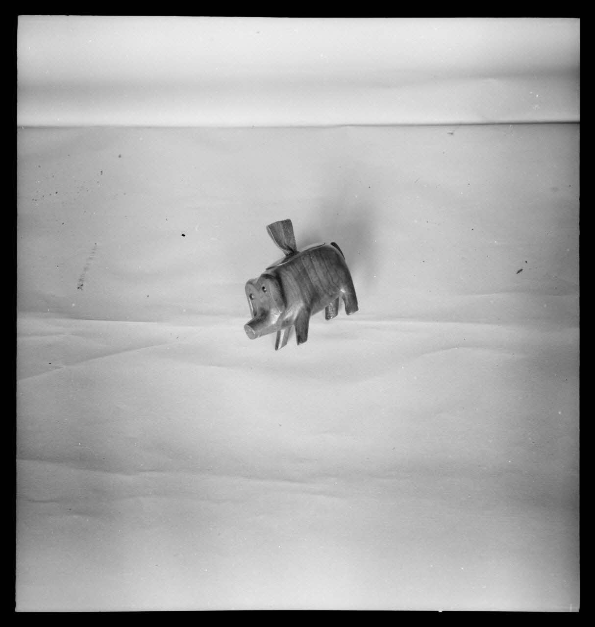 Duchemin photographie Musée de Crépy-en-Valois. Tabatière en forme de cochon de Crépy, sobriquet des habitants de Crépy Picardie, France 1939/2/26 Ph.1941.81.10 Photo