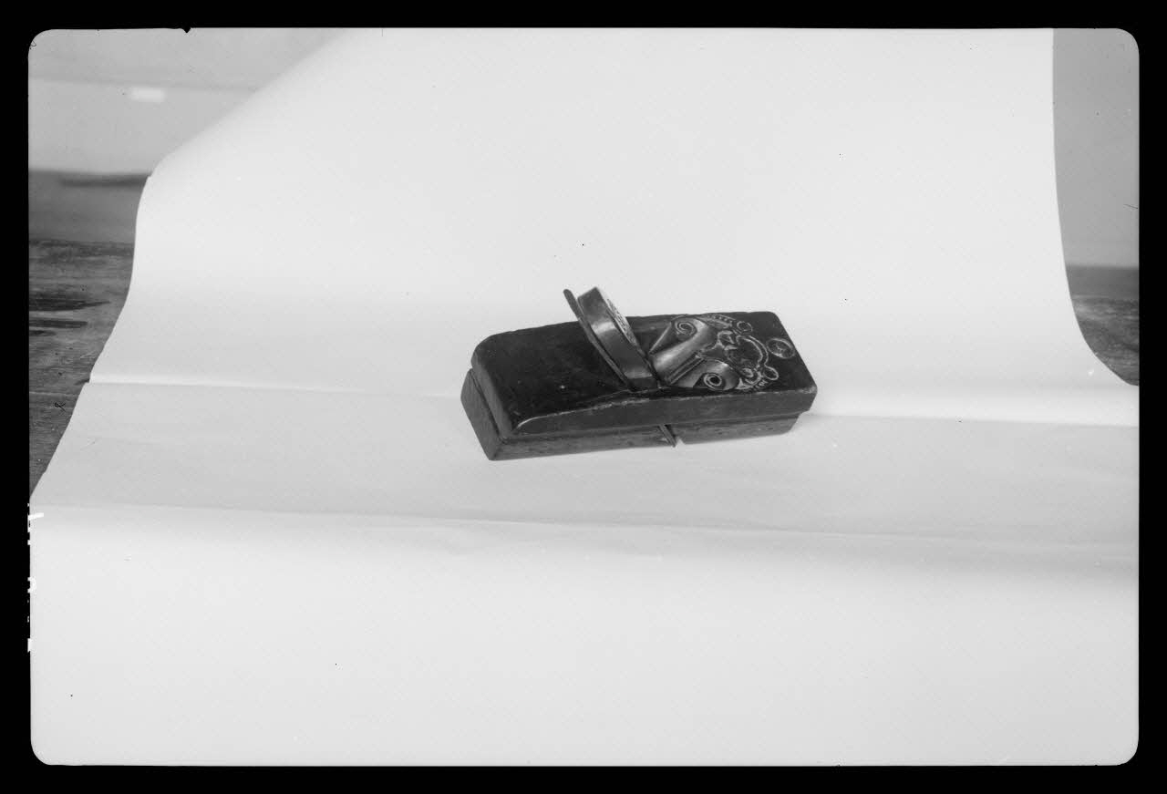 Duchemin photographie Musée de Crépy-en-Valois. Rabot daté de 1752, marqué FK, venant de Nanteuil Picardie, France 1937/6/27 Ph.1941.81.3 Photo