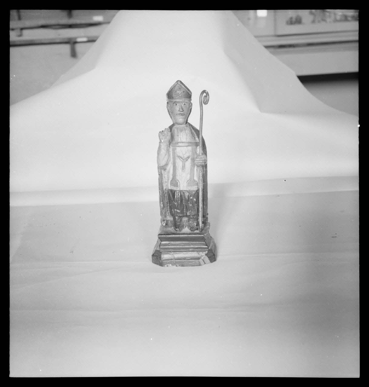 Duchemin photographie Musée de Crépy-en-Valois. Statuette de saint Eloi du 18è siècle provenant de l'église de Vaux dans l'Oise (village maternel). Don de Monsieur et Madame Lefebvre Binet de Fresloge Vaux (?) Picardie, France 1937/6/27 Ph.1941.81.5 Photo