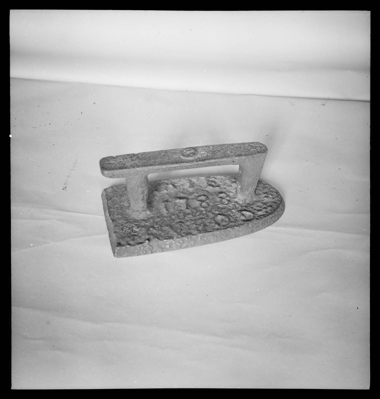 Duchemin photographie Musée de Crépy-en-Valois. Fer à repasser daté 1788 avec une inscription "Marie G…" Picardie, France 1937/6/27 Ph.1941.81.6 Photo