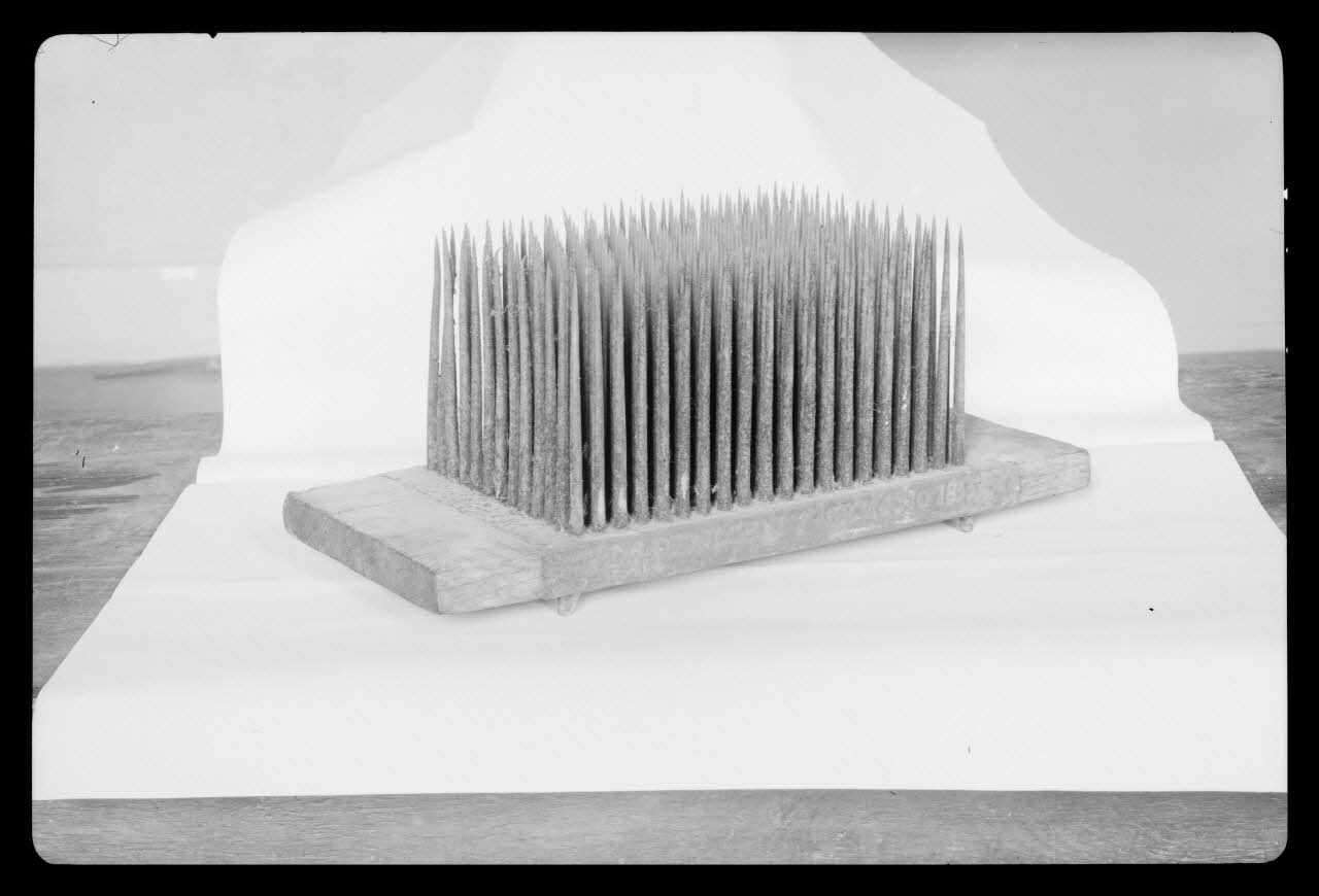 Duchemin photographie Musée de Crépy-en-Valois. Peigne à chanvre marqué : "P.D. Denogent, ce…" Picardie, France 1937/6/27 Ph.1941.81.8 Photo