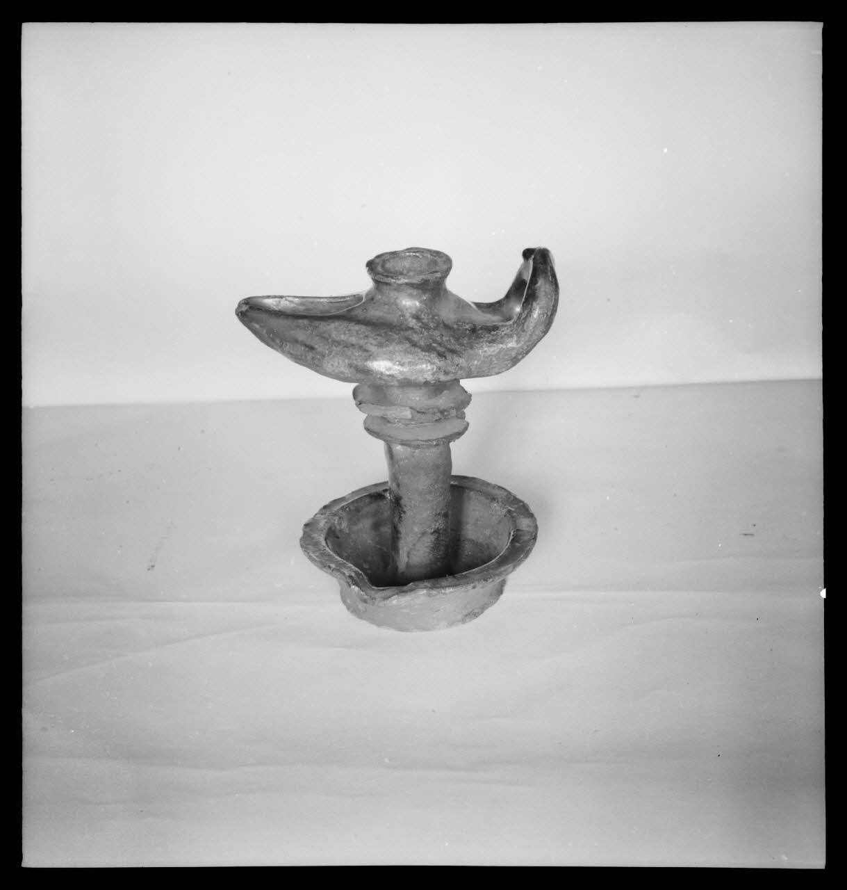 Duchemin photographie Musée de Crépy-en-Valois. Lampe en terre vernissée verte Picardie, France 1937/6/27 Ph.1941.81.9 Photo