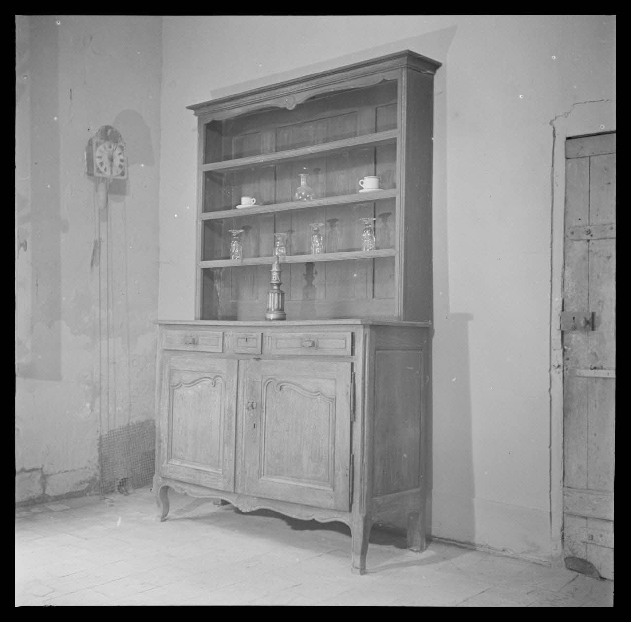 Roger Boitard photographie Musée Garinet. Vaisselier en chêne Champagne-Ardenne, France 1941/5/28 Ph.1941.98.19 Photo