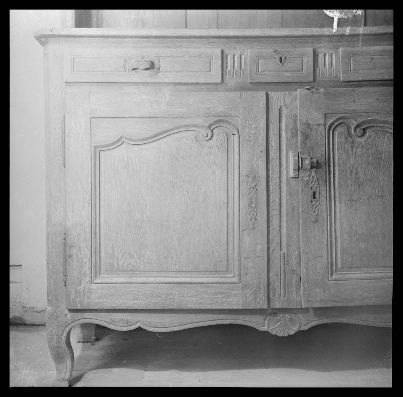 Roger Boitard photographie Musée Garinet. Détail d'un vaisselier en chêne Champagne-Ardenne, France 1941/5/28 Ph.1941.98.20 Photo