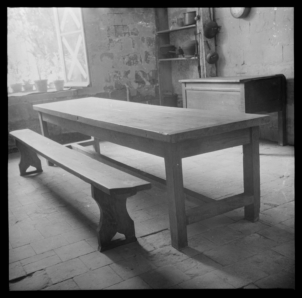 Roger Boitard photographie Musée Garinet. Table de salle commune Champagne-Ardenne, France 1941/6/5 Ph.1941.98.23 Photo