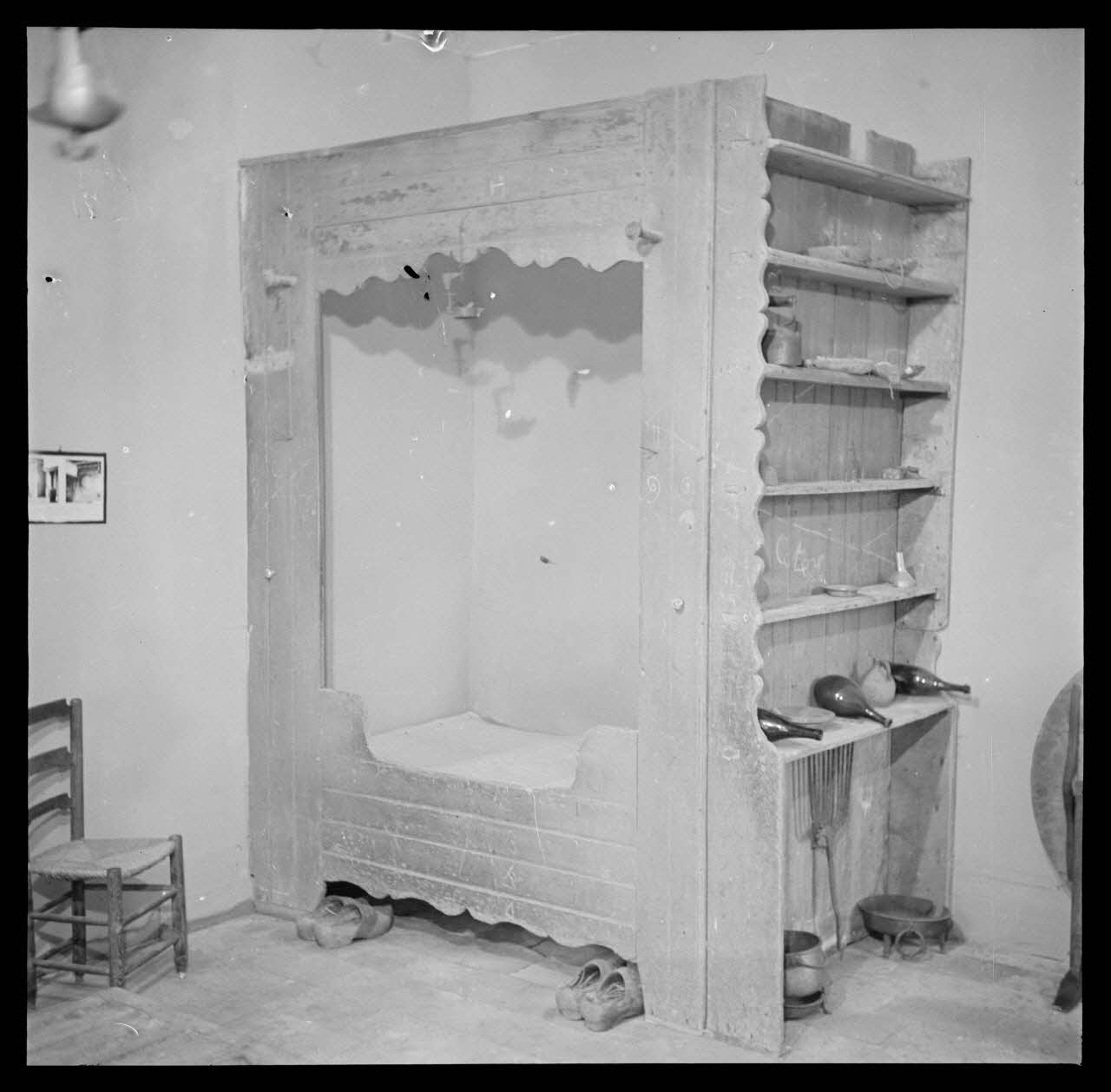 Roger Boitard photographie Musée Garinet. Lit alcôve Champagne-Ardenne, France 1941/6/6 Ph.1941.98.25 Photo