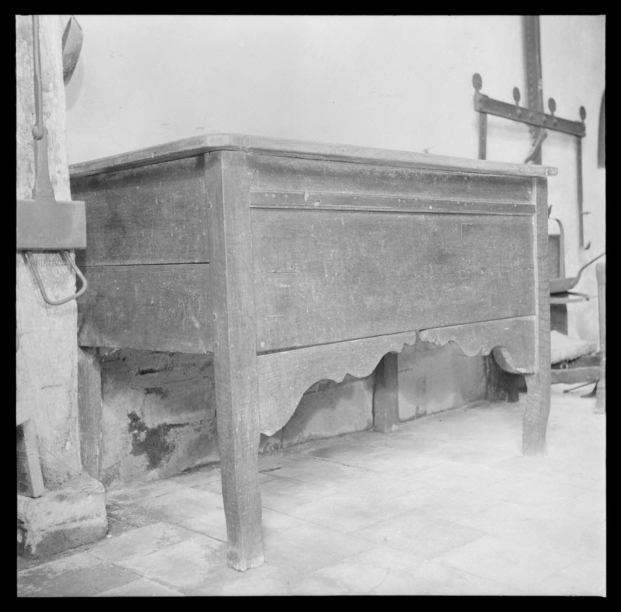 Roger Boitard photographie Musée Garinet. Pétrin en chêne Champagne-Ardenne, France 1941/6/10 Ph.1941.98.26 Photo