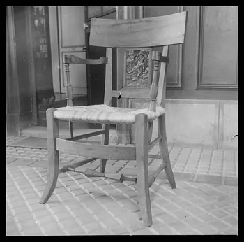 Roger Boitard photographie Chez Monsieur Vasseur. Fauteuil bonne femme Champagne-Ardenne, France 1941/6/15 Ph.1941.98.27  Photo