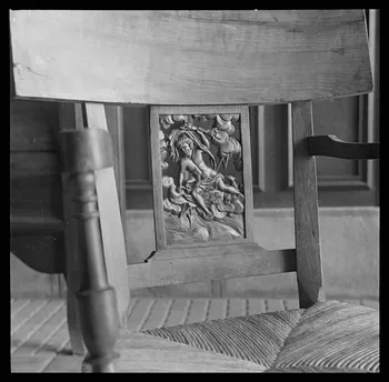 Roger Boitard photographie Chez Monsieur Vasseur. Détail d'un fauteuil bonne femme Champagne-Ardenne, France 1941/6/15 Ph.1941.98.28  Photo