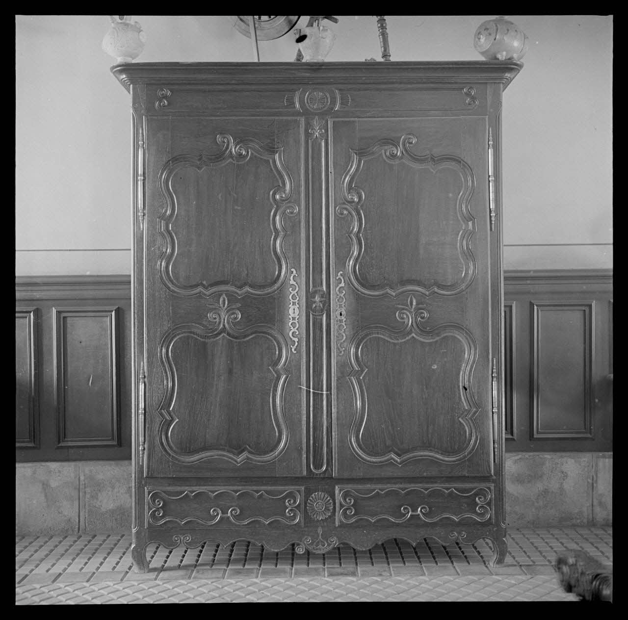 Roger Boitard photographie Chez Monsieur Vasseur. Armoire lorraine en chêne Champagne-Ardenne, France 1941/5/17 Ph.1941.98.29 Photo