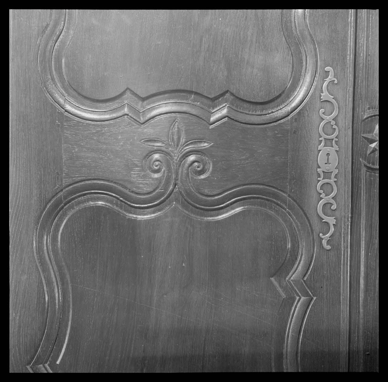 Roger Boitard photographie Chez Monsieur Vasseur. Détail d'une armoire lorraine en chêne Champagne-Ardenne, France 1941/5/17 Ph.1941.98.30 Photo