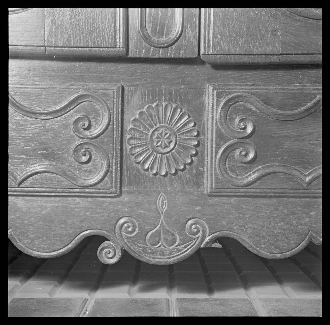 Roger Boitard photographie Chez Monsieur Vasseur. Détail du bas d'une armoire lorraine Champagne-Ardenne, France 1941/5/17 Ph.1941.98.31 Photo