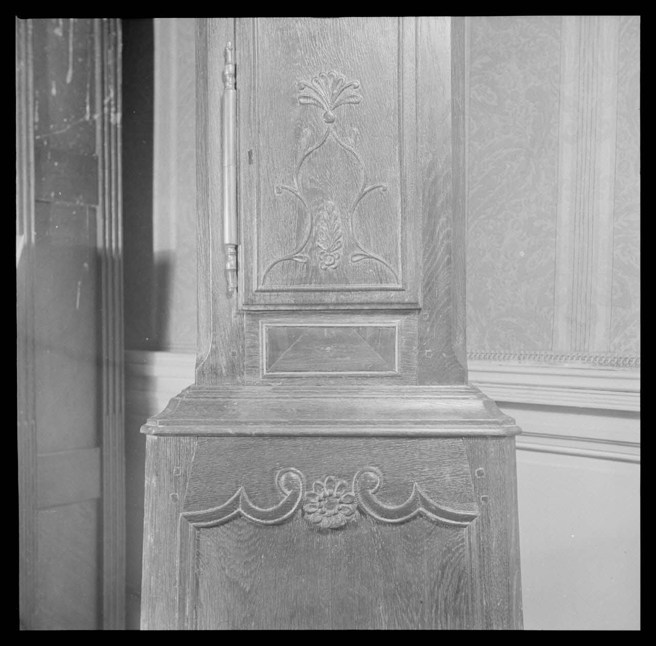 Roger Boitard photographie Chez Monsieur Vasseur. Détail d'une horloge lorraine Champagne-Ardenne, France 1941/6/18 Ph.1941.98.35 Photo