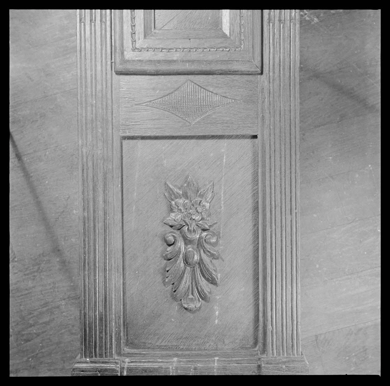 Roger Boitard photographie Chez Monsieur Vasseur. Détail d'une horloge lorraine Champagne-Ardenne, France 1941/5/18 Ph.1941.98.38 Photo