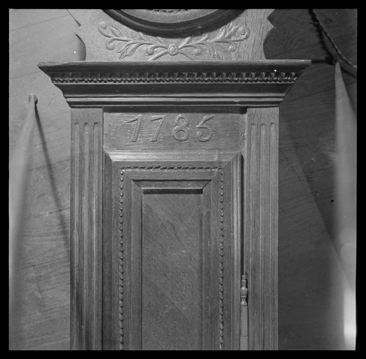 Roger Boitard photographie Chez Monsieur Vasseur. Détail d'une horloge lorraine Champagne-Ardenne, France 1941/5/18 Ph.1941.98.39 Photo