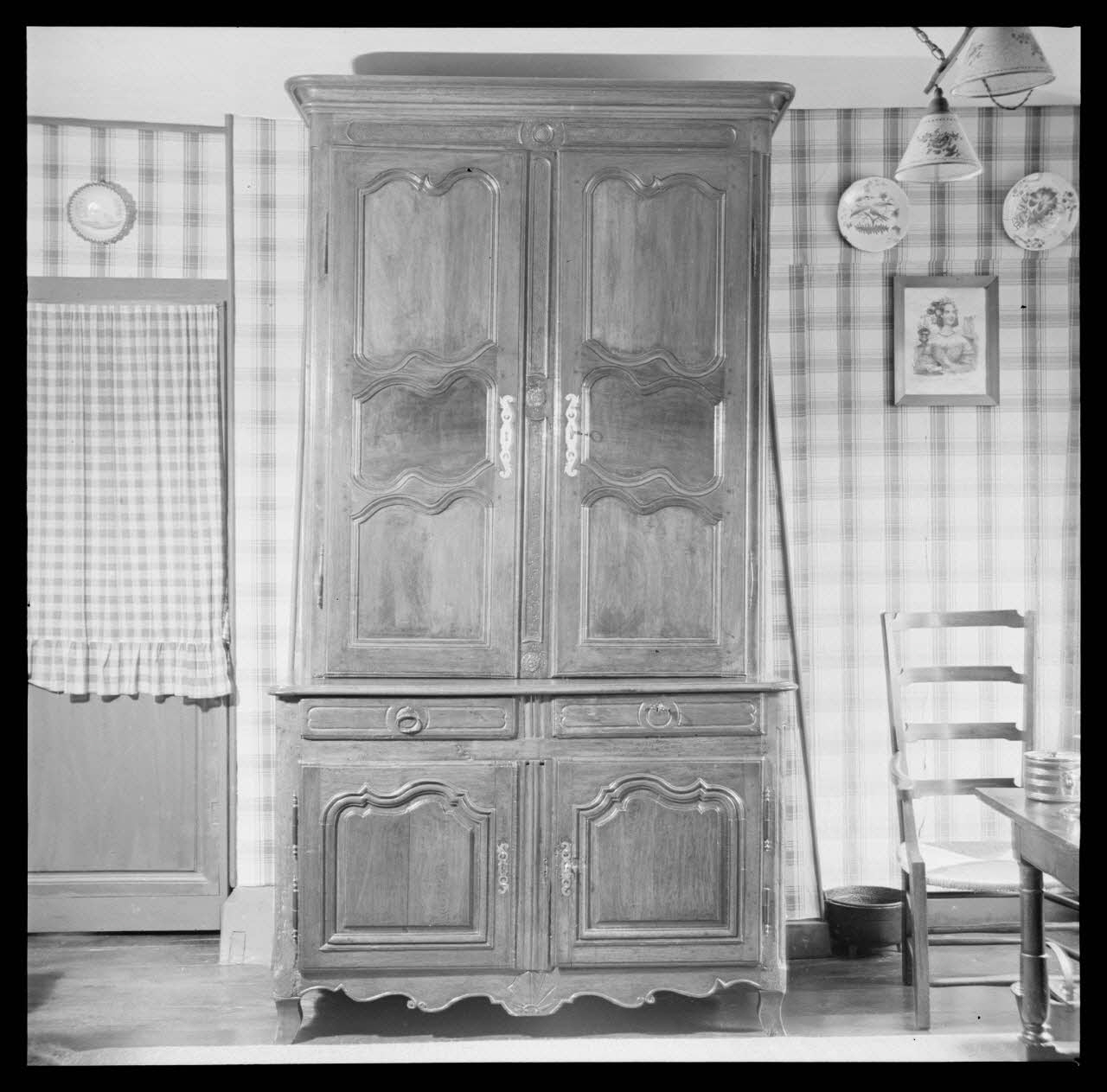 Roger Boitard photographie Chez Monsieur Roussel. Buffet à deux corps Champagne-Ardenne, France 1941/5/29 Ph.1941.98.4 Photo
