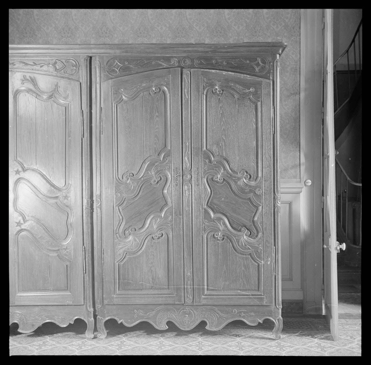 Roger Boitard photographie Chez Madame Machet. Armoire en chêne Champagne-Ardenne, France 1941/5/18 Ph.1941.98.40 Photo
