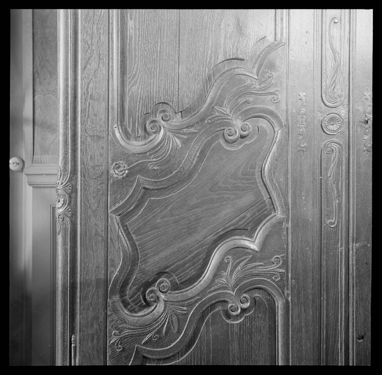Roger Boitard photographie Chez Madame Machet. Détail d'une armoire en chêne Champagne-Ardenne, France 1941/5/18 Ph.1941.98.41 Photo