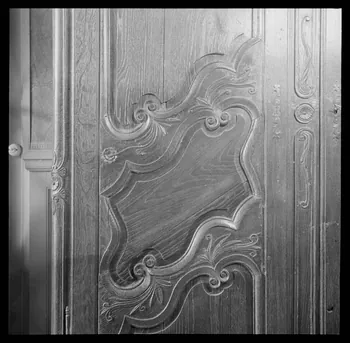 Roger Boitard photographie Chez Madame Machet. Détail d'une armoire en chêne Champagne-Ardenne, France 1941/5/18 Ph.1941.98.41 Photo