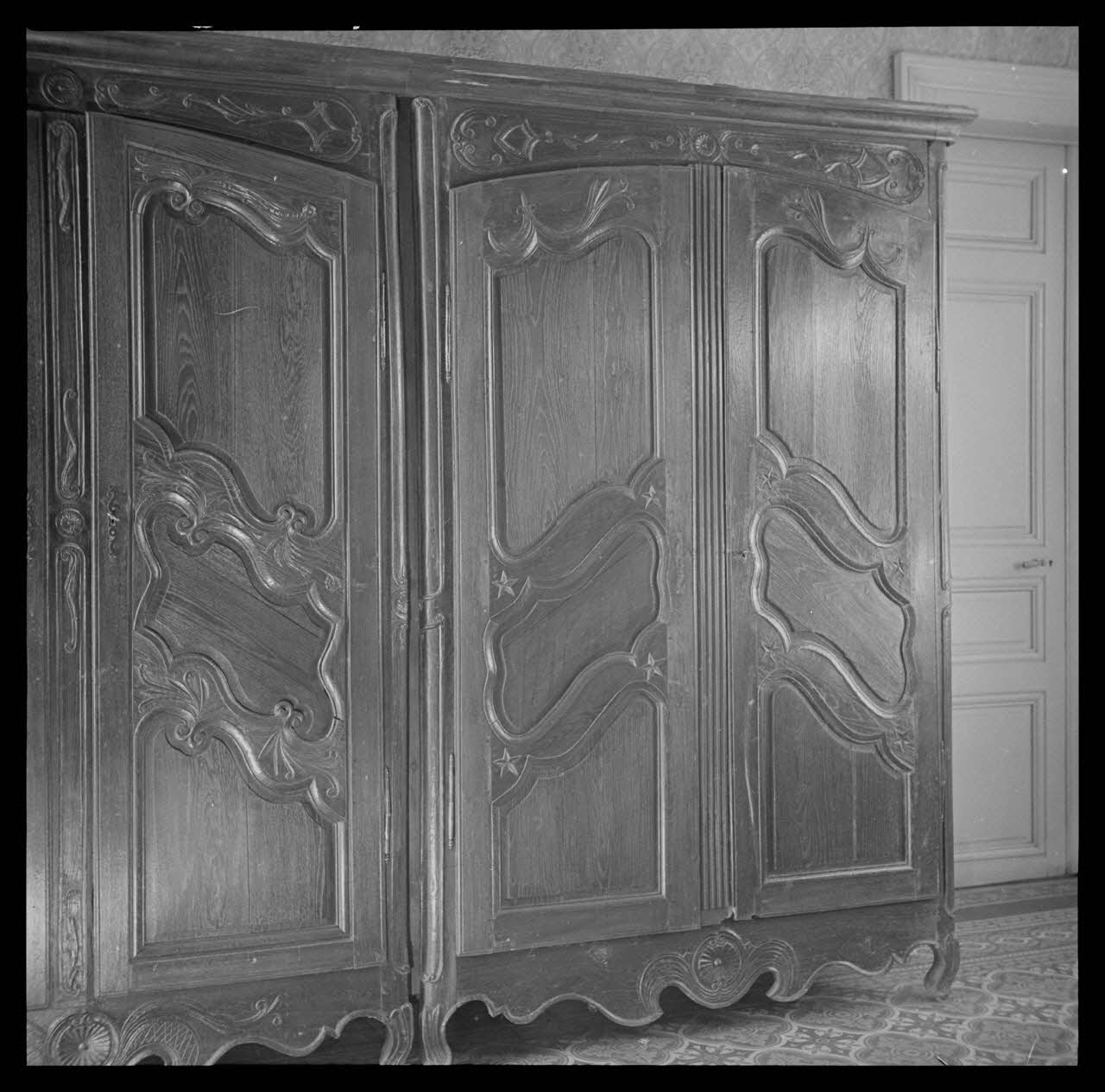 Roger Boitard photographie Chez Madame Machet. Armoire en chêne Champagne-Ardenne, France 1941/5/20 Ph.1941.98.42 Photo