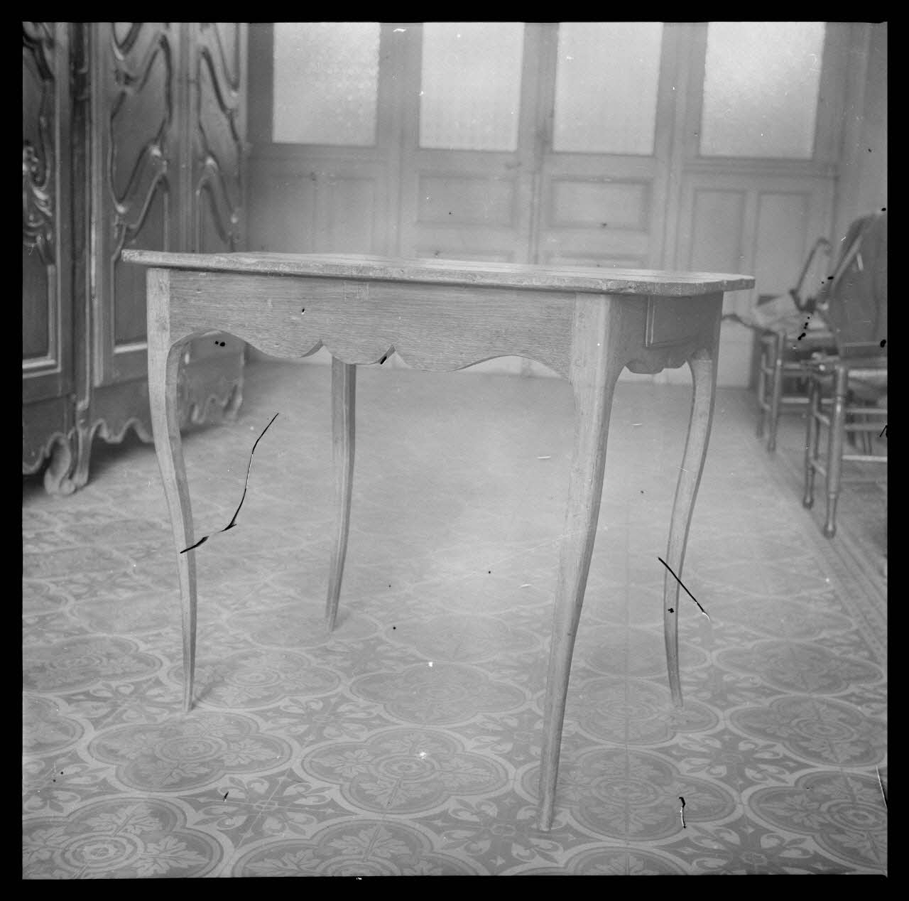 Roger Boitard photographie Chez Madame Machet. Table en noyer Champagne-Ardenne, France 1941/5/20 Ph.1941.98.43 Photo
