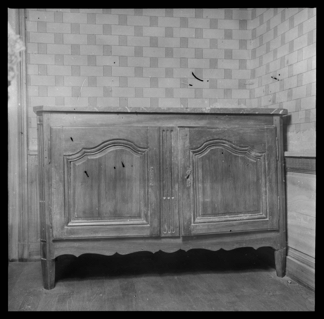 Roger Boitard photographie Mademoiselle Maillet. Buffet bas Champagne-Ardenne, France 1941/5/13 Ph.1941.98.44 Photo