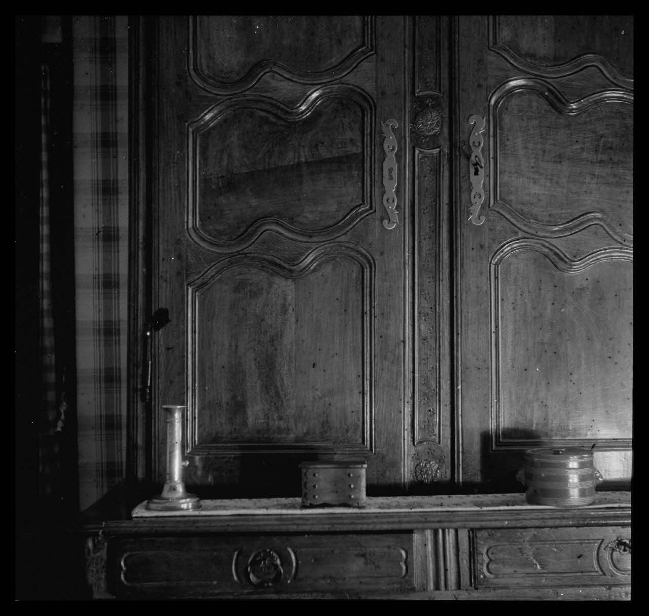 Roger Boitard photographie Chez Madame Roussel. Buffet à deux corps Champagne-Ardenne, France 1941/5/29 Ph.1941.98.45 Photo