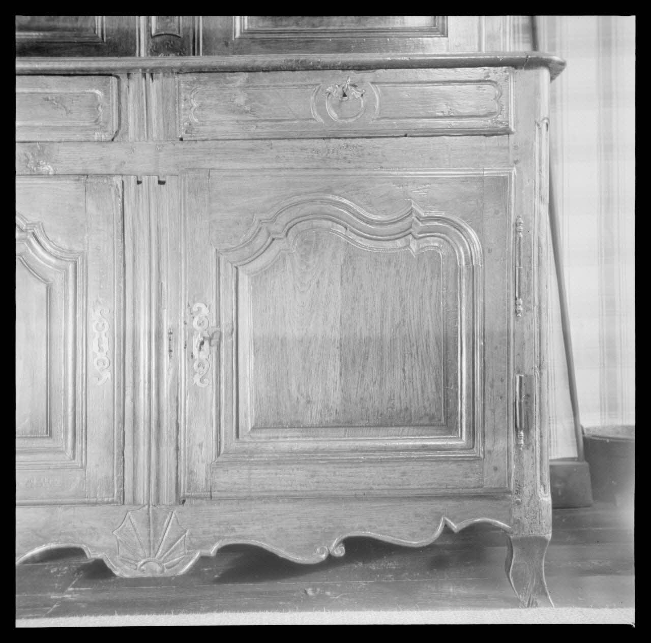 Roger Boitard photographie Chez Monsieur Roussel. Détail d'un buffet à deux corps Champagne-Ardenne, France 1941/5/29 Ph.1941.98.5 Photo