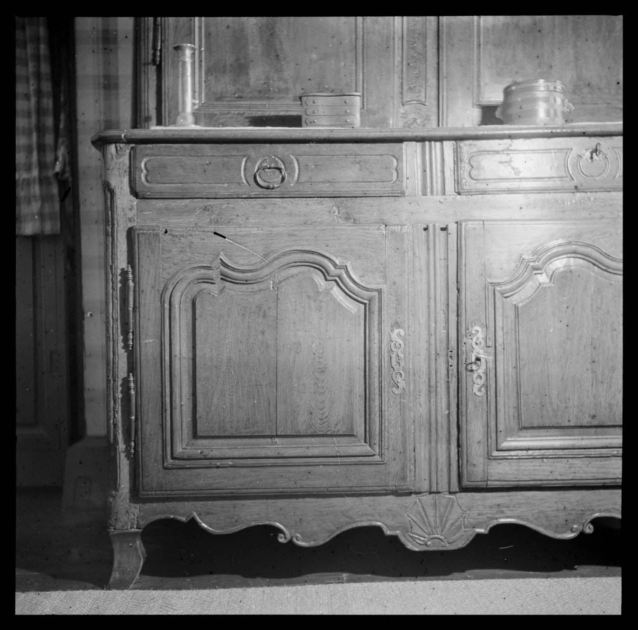 Roger Boitard photographie Chez Monsieur Roussel. Détail d'un buffet à deux corps Champagne-Ardenne, France 1941/5/29 Ph.1941.98.6 Photo