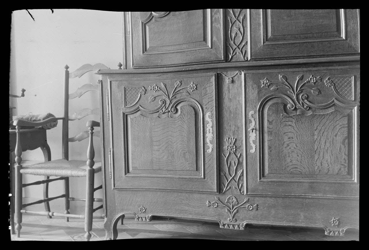 Jacques Bouffard photographie Chez Monsieur Boudoux, instituteur. Buffet à deux corps. Détail du corps inférieur Picardie, France 1942/3/13 Ph.1942.43.37 Photo